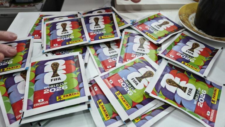 Mercado Municipal é ponto de troca de figurinhas da Copa