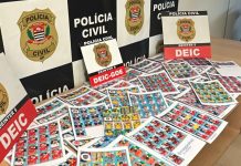 Polícia apreende grande quantidade de figurinhas falsas da Copa 2026 em gráfica
