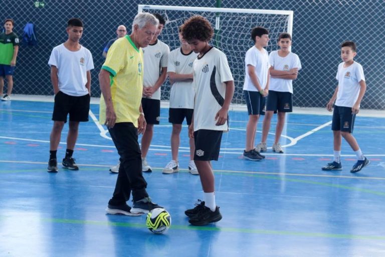 Projeto Campeão na Escola recebe tricampeão do mundo