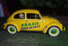 Fusca amarelo vira sensação nas ruas de Araçatuba com decoração da Copa do Mundo