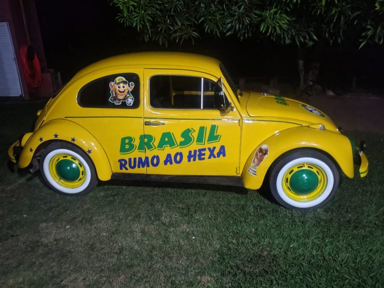 Fusca amarelo vira sensação nas ruas de Araçatuba com decoração da Copa do Mundo