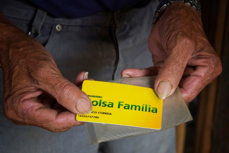 Governo muda regra e garante Bolsa Família para quem aguarda aprovação do BPC