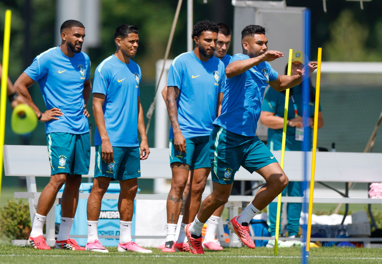 Seleção treina com 25 jogadores na véspera do confronto com a Escócia