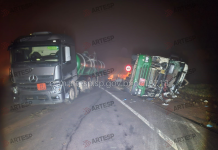 Carreta carregada de ácido sulfúrico tomba na Rodovia Maurílio Biagi em Sertãozinho
