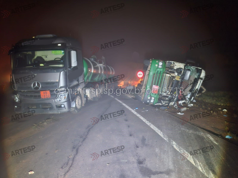 Carreta carregada de ácido sulfúrico tomba na Rodovia Maurílio Biagi em Sertãozinho