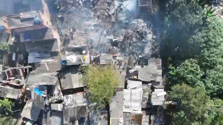 Incêndio de grandes proporções deixa 150 famílias desabrigadas na Zona Sul de SP; VÍDEO