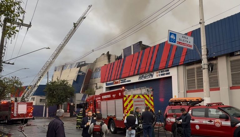 Incêndio de grandes proporções destrói galpão de autopeças na Lapa, em São Paulo