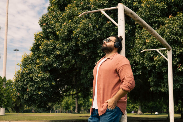 Lucas Felix aborda ansiedade como uma das narrativas no álbum “Todas as Canções”