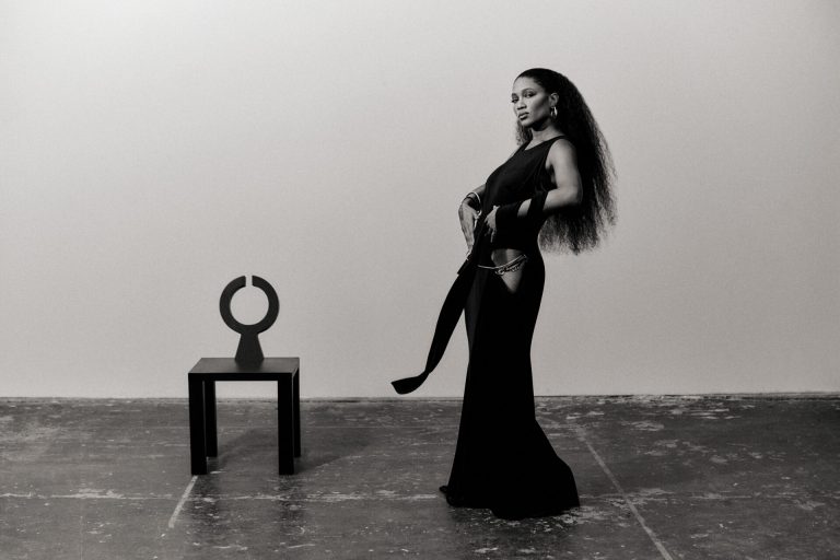 Luedji Luna revisita a própria trajetória em acústico com inéditas e releituras de sua obra
