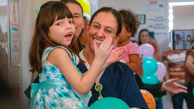 Após viver seus primeiros 7 anos internada, Maria Clara tem alta emocionante de hospital