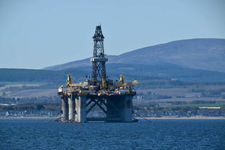 Petróleo dispara 3% após novos ataques de Israel e Irã no Oriente Médio