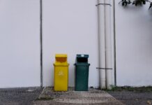 Onde descartar o papel em que a figurinha da Copa vem colada?