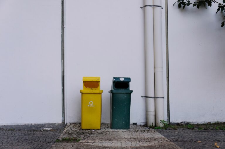 Onde descartar o papel em que a figurinha da Copa vem colada?