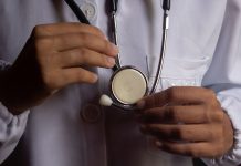 Governo exigirá que aluno de medicina comprove proficiência no Enamed para exercer profissão