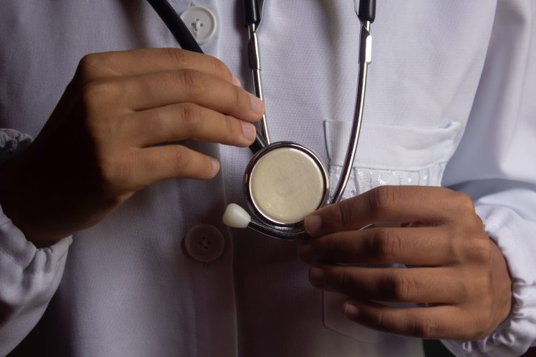 Governo exigirá que aluno de medicina comprove proficiência no Enamed para exercer profissão