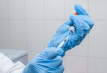 SUS suspende uso de vacina da dengue do Butantan após reações adversas