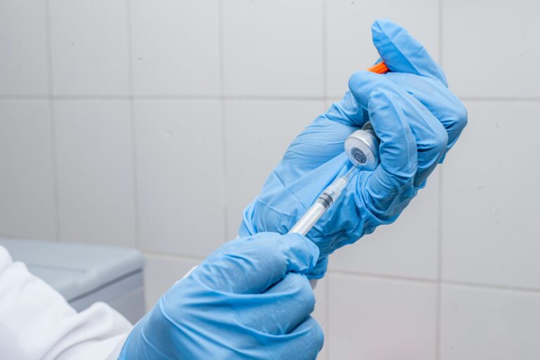 SUS suspende uso de vacina da dengue do Butantan após reações adversas