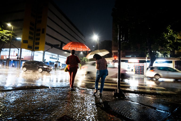 Chuva deixa São Paulo em estado de atenção para alagamentos, e congestionamento chega a mil km