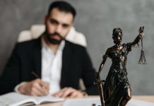 Advogado pede condenação do próprio cliente em SC e surpreende juíza