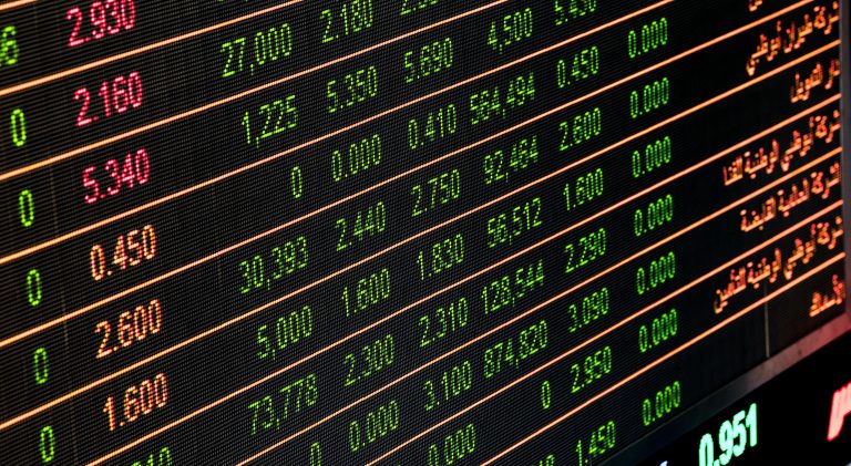 Dólar fecha em queda e Bolsa avança, com BC e dados de inflação em foco