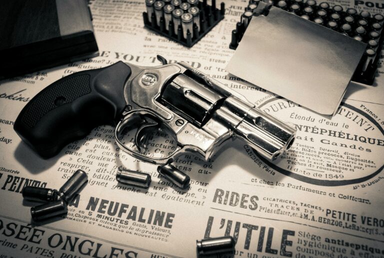 Motoboy é morto com tiro por GCM; imagem mostra homem colocando arma perto de amigo ferido