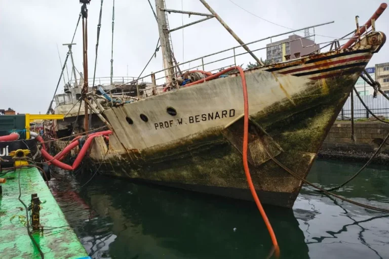 Navio histórico Professor Besnard volta a flutuar no Porto de Santos