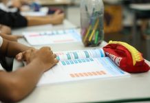 Programa de educação cidadã se espalha pelo país enquanto professores evitam temas em sala