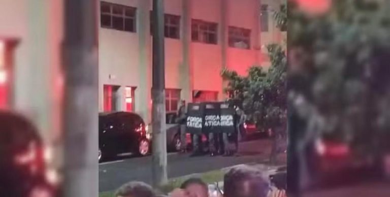 Confusão durante jogo da Seleção: polícia usa gás lacrimogêneo para dispersar multidão