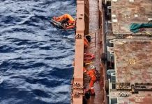 Seis pessoas são resgatadas após naufrágio de barco que saiu da Paraíba
