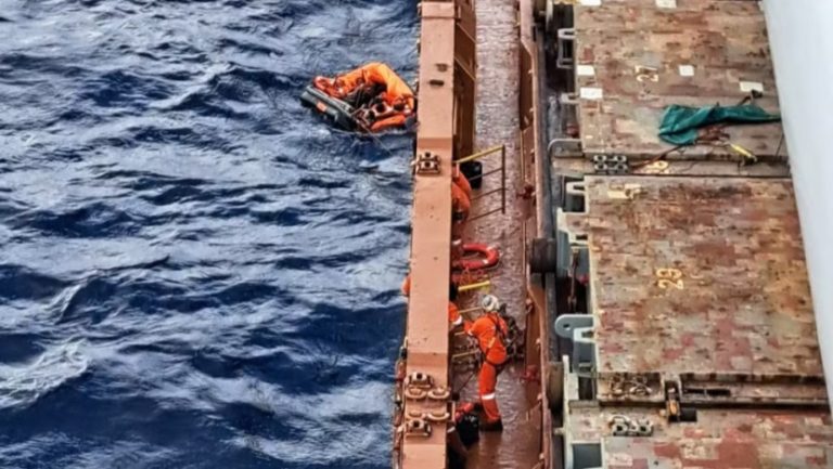 Seis pessoas são resgatadas após naufrágio de barco que saiu da Paraíba
