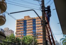 Prefeitura recolhe mais de 12 toneladas de fios de telecomunicações soltos em vias