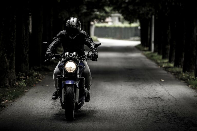 Polícia prende jovem sob suspeita de matar vizinho após ser repreendido por velocidade de moto