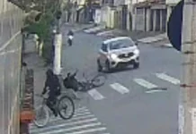 Homem sofre tentativa de homicídio e leva tiro na nuca enquanto estava a caminho do trabalho em São Vicente; VÍDEO