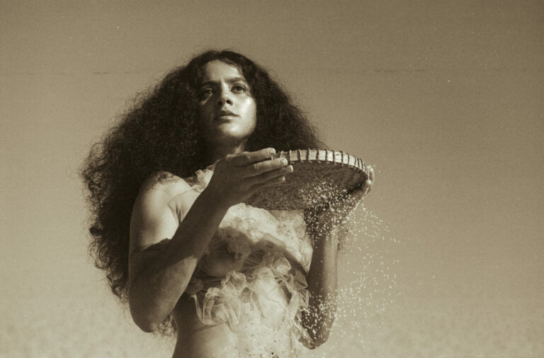 Tori apresenta o show “Areia e Voz ao vivo” no Rio de Janeiro