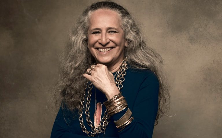 Três coletâneas celebram os 80 anos de Maria Bethânia e chegam às plataformas