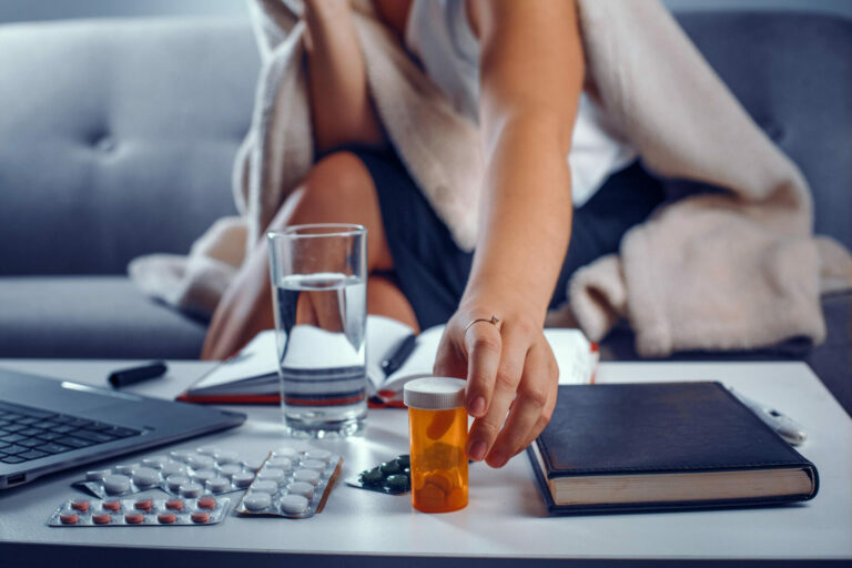 Uso de muitos remédios e automedicação elevam risco de reações e complicações