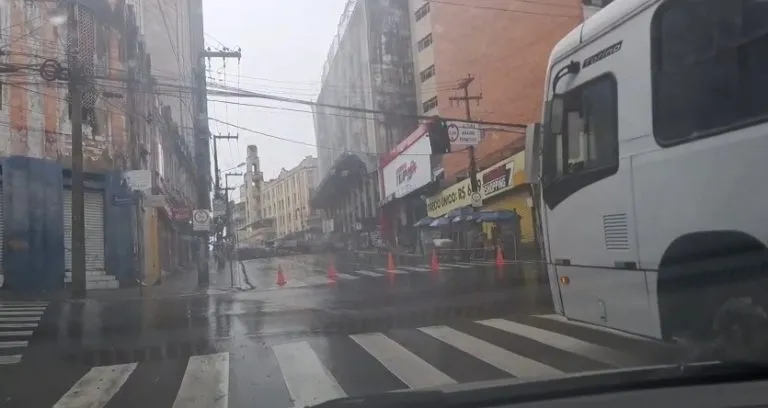 Alagamento leva à interdição de viaduto próximo ao Ponto de Cem Réis, em João Pessoa