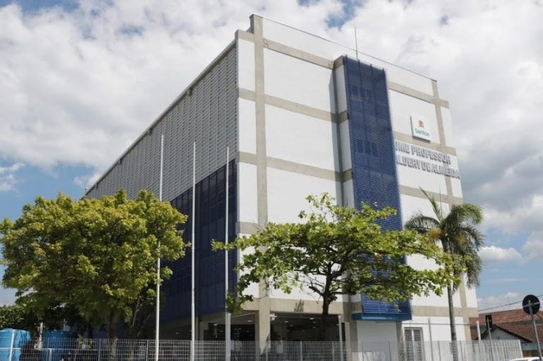 Mãe registra maus tratos com filho autista em escola ao colocar gravador dentro da mochila em Santos