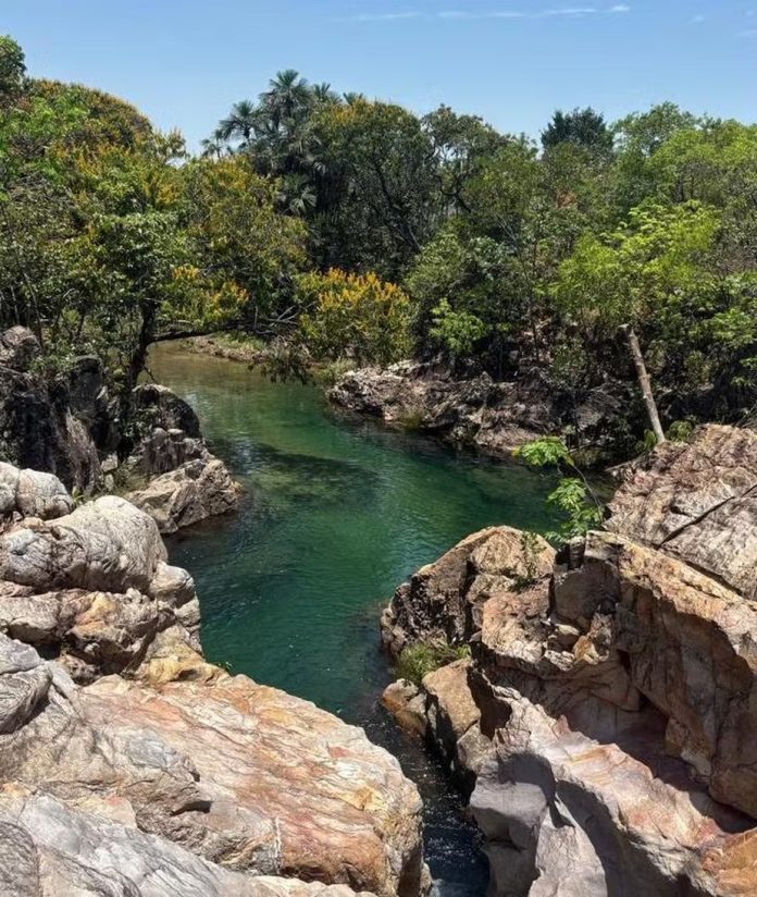 Bombeiros retomam buscas por homem desaparecido em cachoeira de Piquete Bombeiros retomam buscas por homem desaparecido em cachoeira de Piquete