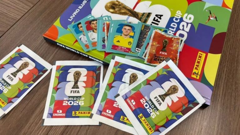 Estações de metrô em SP distribuem álbuns de figurinha da Copa do Mundo