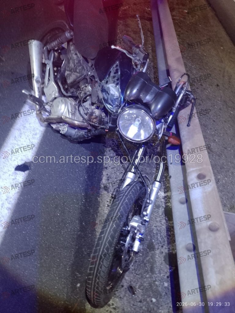Motociclista morre após colisão e atropelamento na Tamoios, em São José