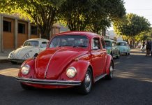 Gincana com Fusca reúne competição, encontro de carros antigos e ação solidária em Votuporanga