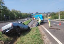 Pai e filha ficam feridos após capotamento na Rodovia SP-304