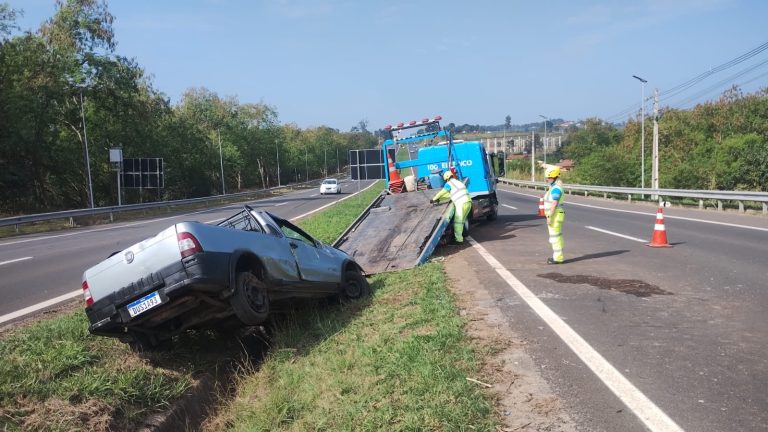 Pai e filha ficam feridos após capotamento na Rodovia SP-304
