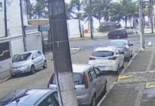 Motorista sofre mal súbito, bate em outro veículo e capota em Praia Grande; VÍDEO