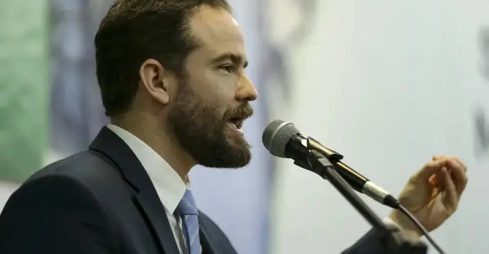 Ministro da Fazenda chama Milei de palhaço e rebate críticas sobre economia brasileira