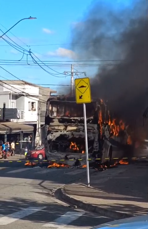 Ônibus com 15 passageiros pega fogo e fica destruído em Indaiatuba Ônibus com 15 passageiros pega fogo e fica destruído em Indaiatuba