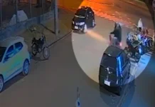 VÍDEO: Dupla armada rende motociclista e rouba moto