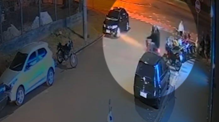 VÍDEO: Dupla armada rende motociclista e rouba moto VÍDEO: Dupla armada rende motociclista e rouba moto