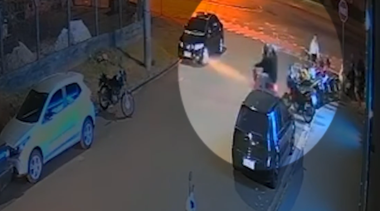 VÍDEO: Dupla armada rende motociclista e rouba moto